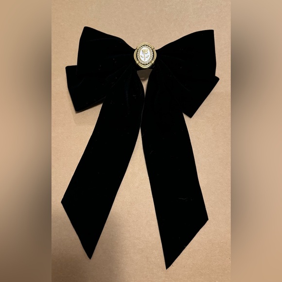 Accessories - Black elegant velvety hair bow